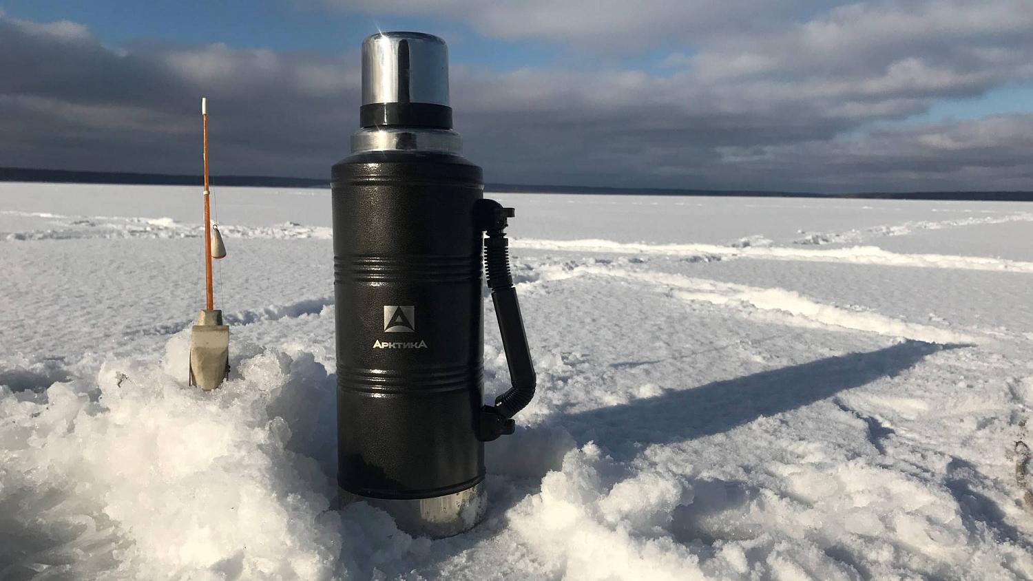 Старайтесь не рыбачить в одиночку и наблюдайте, где обычно проходят по льду люди, образуя свежие вытоптанные тропинки – это может быть признаком прочного льда.