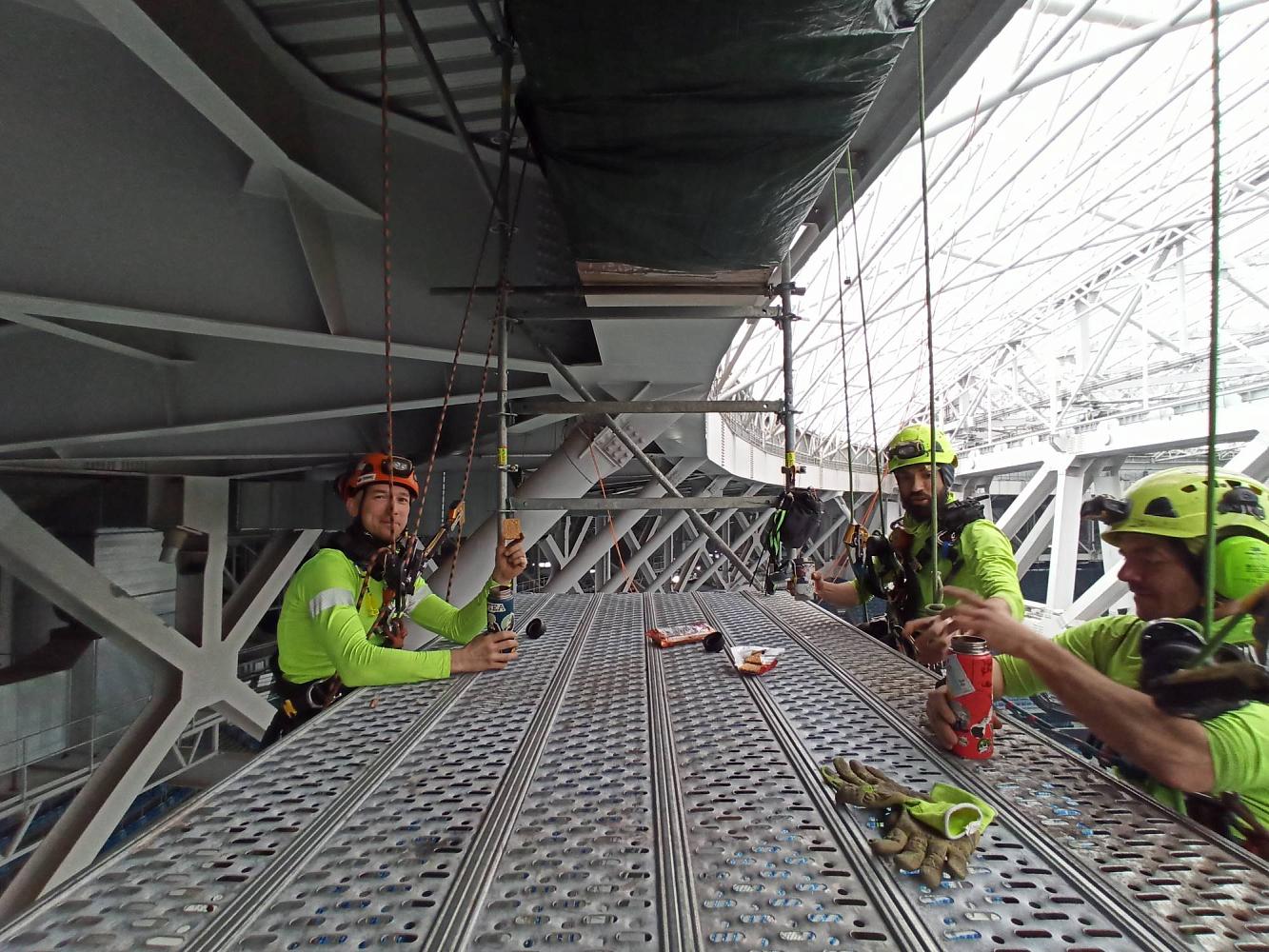 С кем сейчас работаю и с кем приходилось работать на разных проектах – все очень интересные ребята, с различными увлечениями от туризма и альпинизма до бейсджампинга и яхтинга. Каждый из них по отдельности достоин небольшого рассказа. / Источник фото: архив Никиты Скирёва. 