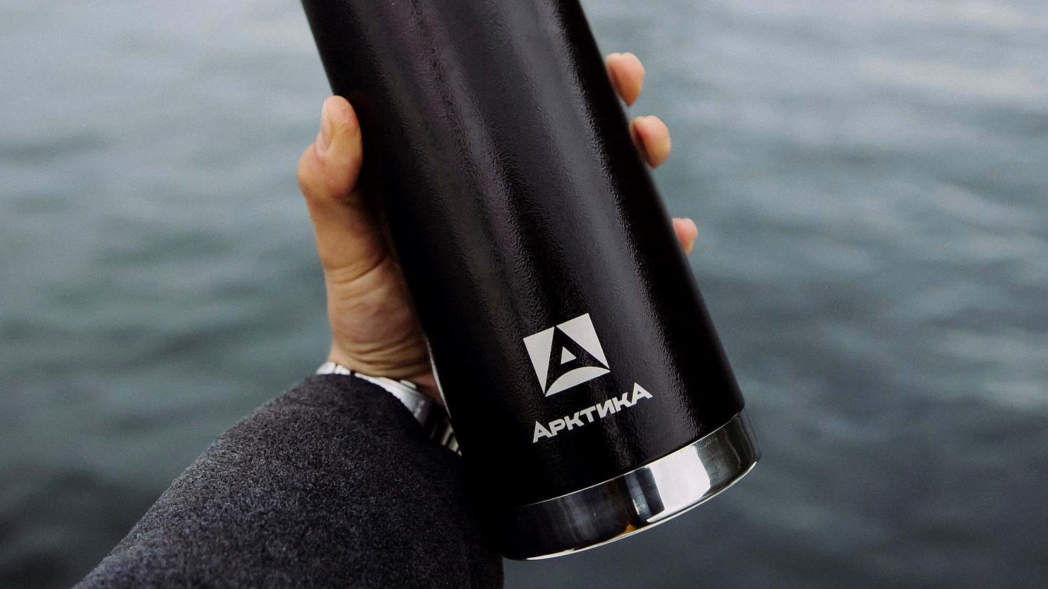 За 15 лет логотип «Арктики» менялся четырежды: надпись была кириллицей и латиницей, со слоганом c игрой слов «Be hot, be cool» («Будь горячим \ холодным» и «Зажигай и будь крутым»), с медведем, а потом появилась лаконичная буква «А».