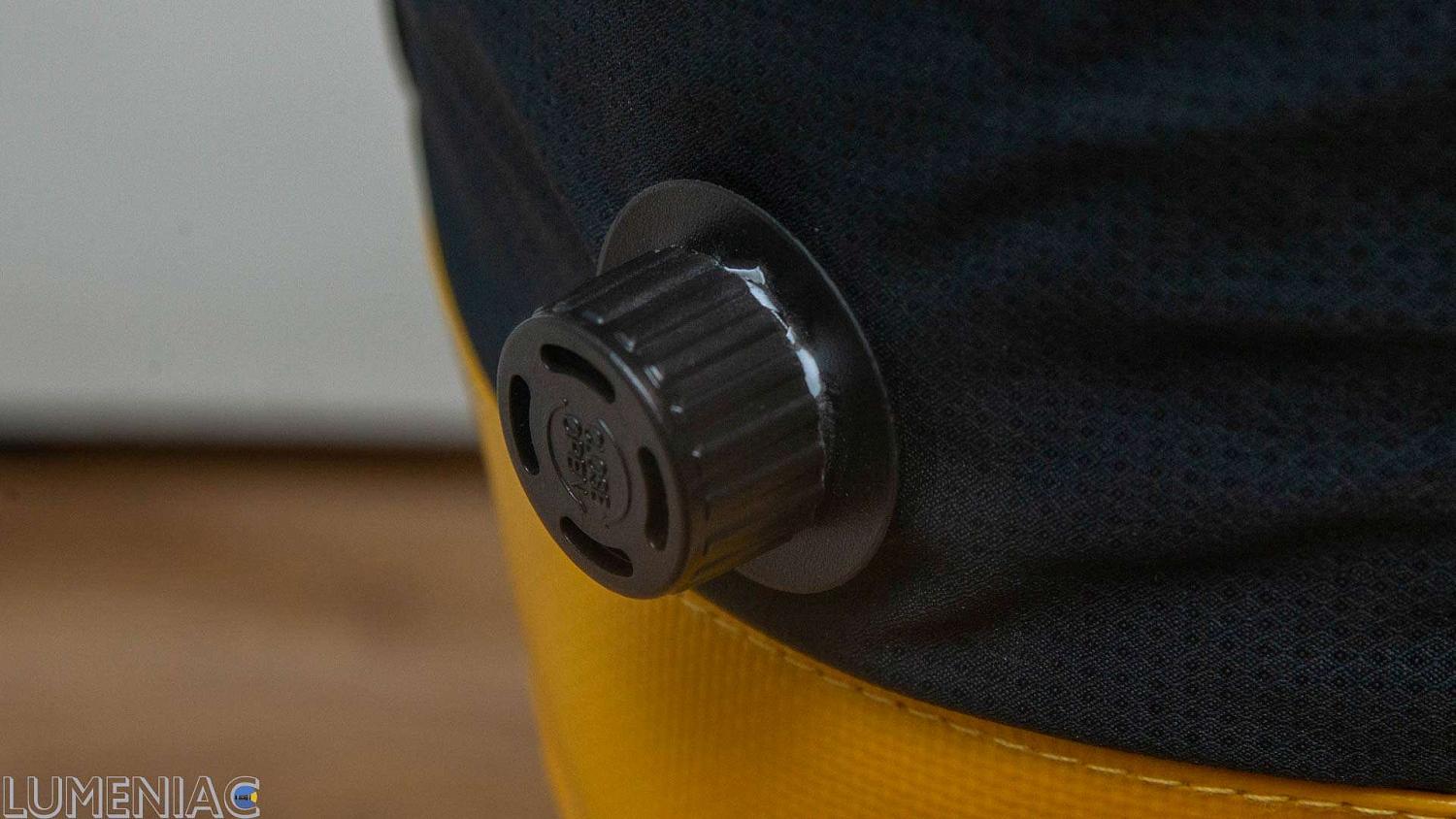 Термосумку 010 достаточно перетянуть ремнями и зафиксировать в таком вот состоянии, чтобы она занимала минимум места. 