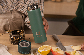 В крышку встроено ситечко