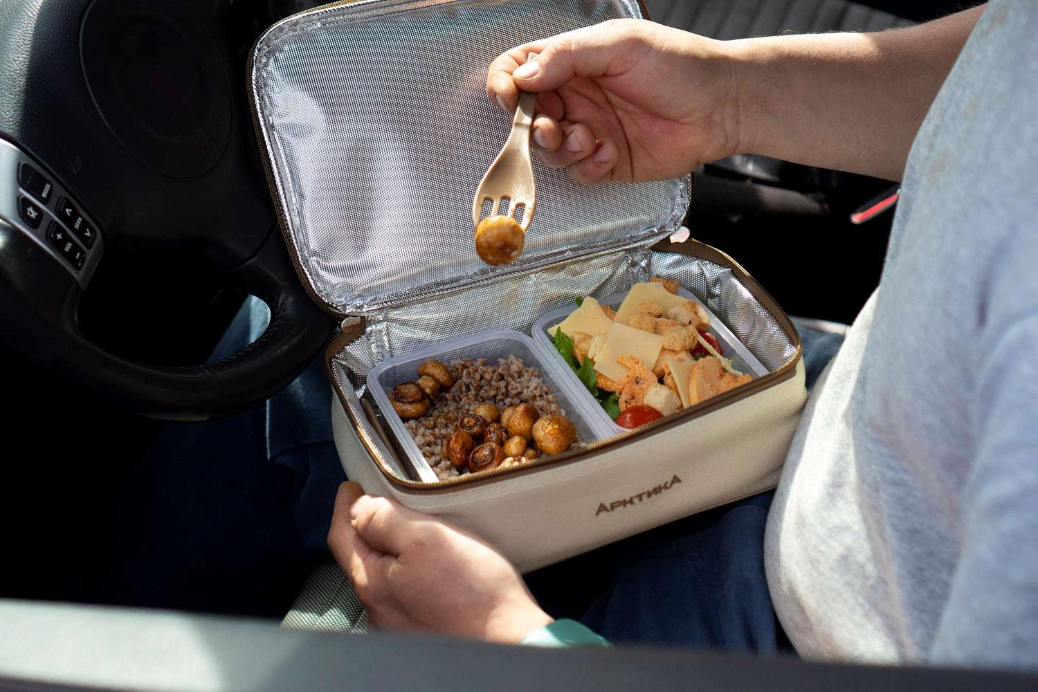 Еда с собой тоже сокращает количество мусора. Вы не покупаете обед в пластиковой упаковке, а термосумка для ланча с контейнерами снимает вопрос, как в целости донести содержимое.