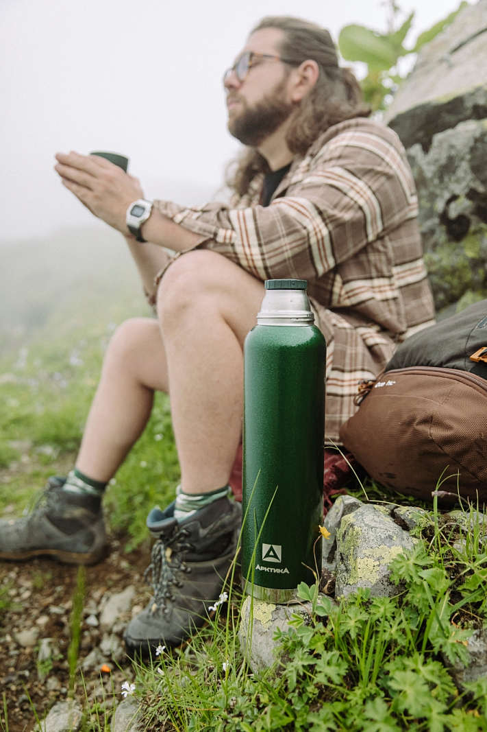 Термос 1.6л серии 106 зелёный с узким горлом и молотковой эмалью - 4