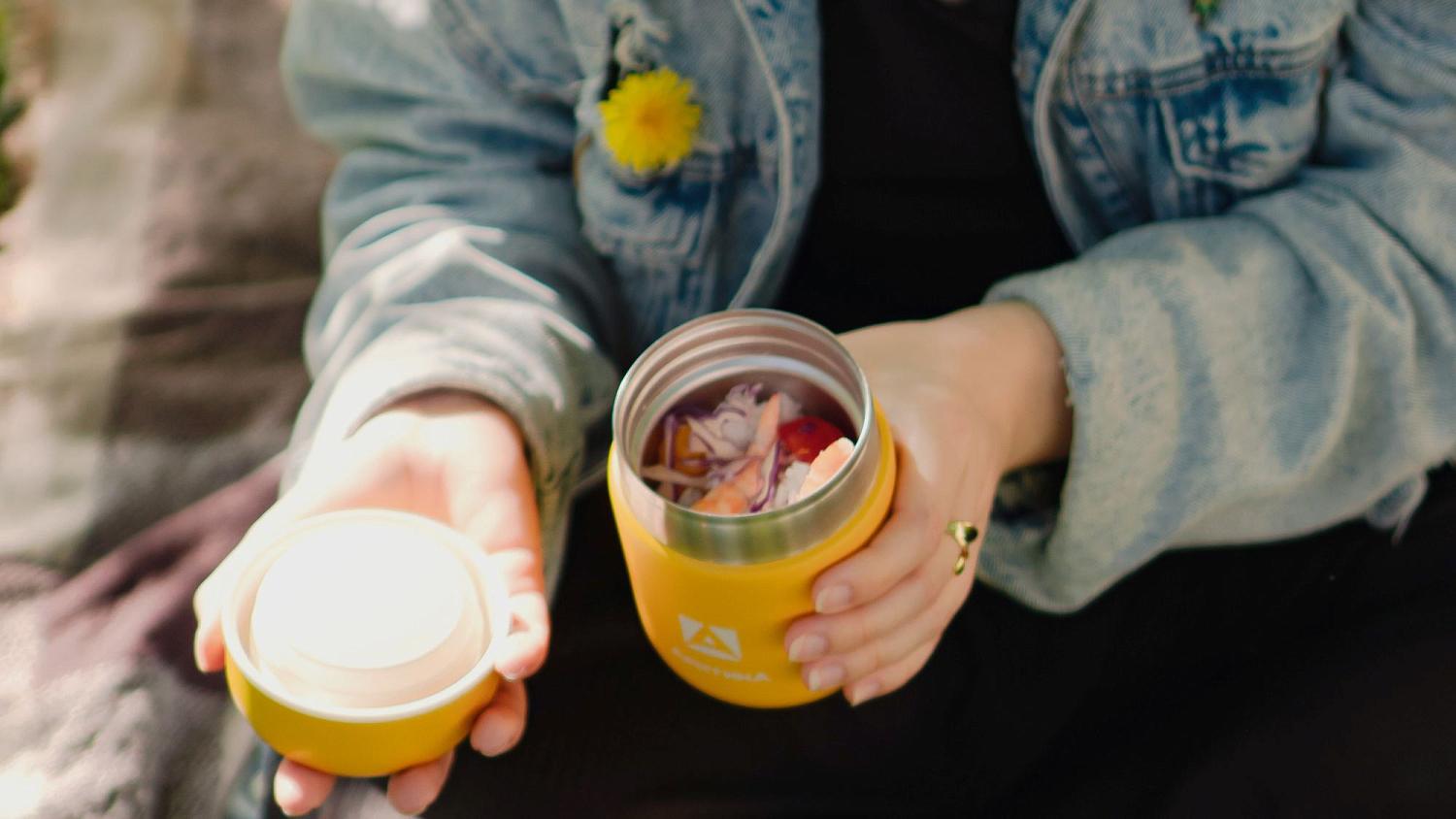 Маленький термос для еды серии 411 сохранит еду в жару без холодильника освежающий десерт из ягод и фруктов или или взять с собой горячий и сытный обед. 